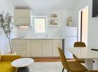 Exquisites 26 m2 flaches Studio in Petrovac mit Meerblick, Designer renoviert
