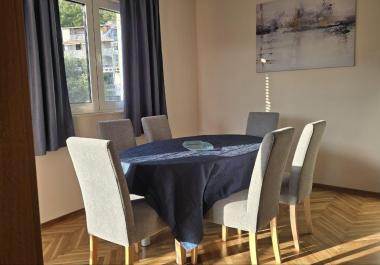 Atemberaubende 82 m2 große Wohnung mit Meerblick in Petrovac mit 2 Schlafzimmern in bester Lage