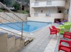Geräumige möblierte 73 m2 Wohnung in Petrovac in Residenz mit Pool