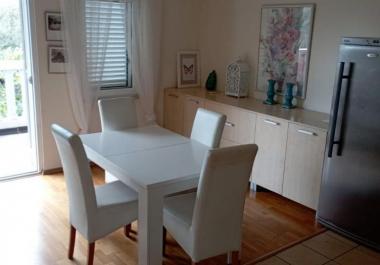 Geräumige möblierte 73 m2 Wohnung in Petrovac in Residenz mit Pool