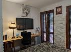 Charmante 67 м2 Wohnung in Petrovac mit Garten in Residenz mit Pool