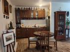 Charmante 67 м2 Wohnung in Petrovac mit Garten in Residenz mit Pool