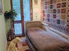 Charmante 67 м2 Wohnung in Petrovac mit Garten in Residenz mit Pool