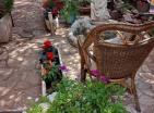 Charmante 67 м2 Wohnung in Petrovac mit Garten in Residenz mit Pool