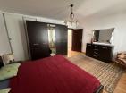 Geräumige 105 m2 große Wohnung mit Meerblick in Petrovac: modern, möbliert in bester Lage
