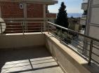 Geräumige 105 m2 große Wohnung mit Meerblick in Petrovac: modern, möbliert in bester Lage