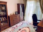 Geräumige 105 m2 große Wohnung mit Meerblick in Petrovac: modern, möbliert in bester Lage