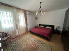 Geräumige 105 m2 große Wohnung mit Meerblick in Petrovac: modern, möbliert in bester Lage