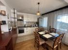 Geräumige 105 m2 große Wohnung mit Meerblick in Petrovac: modern, möbliert in bester Lage