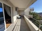 Geräumige 105 m2 große Wohnung mit Meerblick in Petrovac: modern, möbliert in bester Lage