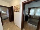 Geräumige 105 m2 große Wohnung mit Meerblick in Petrovac: modern, möbliert in bester Lage