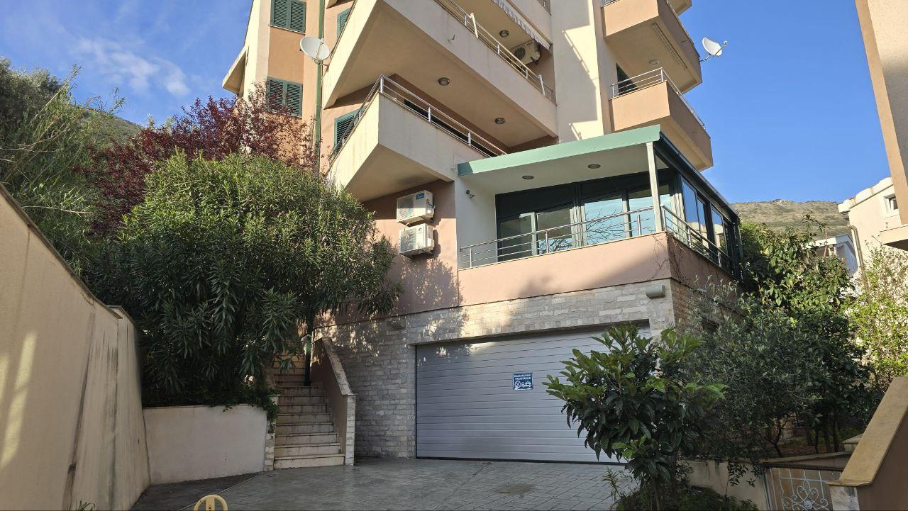 Moderne Wohnung mit Meerblick in Petrovac mit Garagenparkplatz