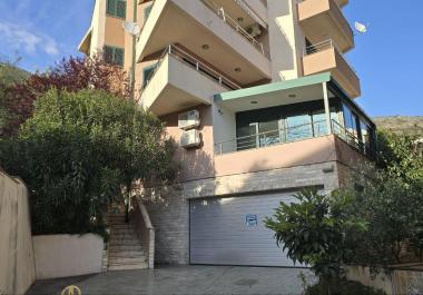 Moderne Wohnung mit Meerblick in Petrovac mit Garagenparkplatz