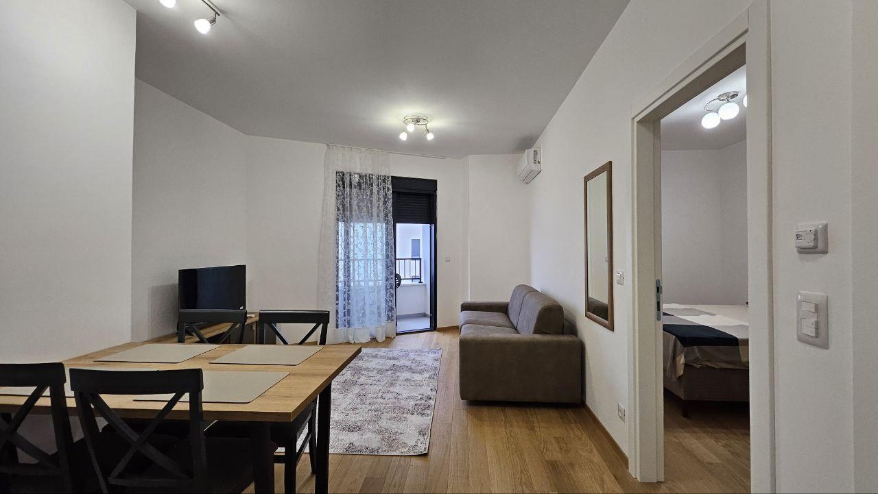 Neue voll möblierte 41 m2 Wohnung in Bečići, nur 250 m vom Meer entfernt