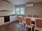 Luxuriöse 64 m2 große Wohnung in Petrovac mit Meerblick und Poolzugang