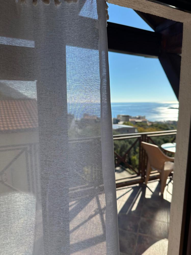 Atemberaubendes vierstöckiges 300 m2 großes Haus in Budva mit Meerblick