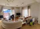 Atemberaubender Meerblick 124m2 Wohnung in Budva mit zwei Terrassen