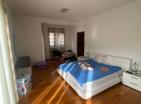 Atemberaubender Meerblick 124m2 Wohnung in Budva mit zwei Terrassen