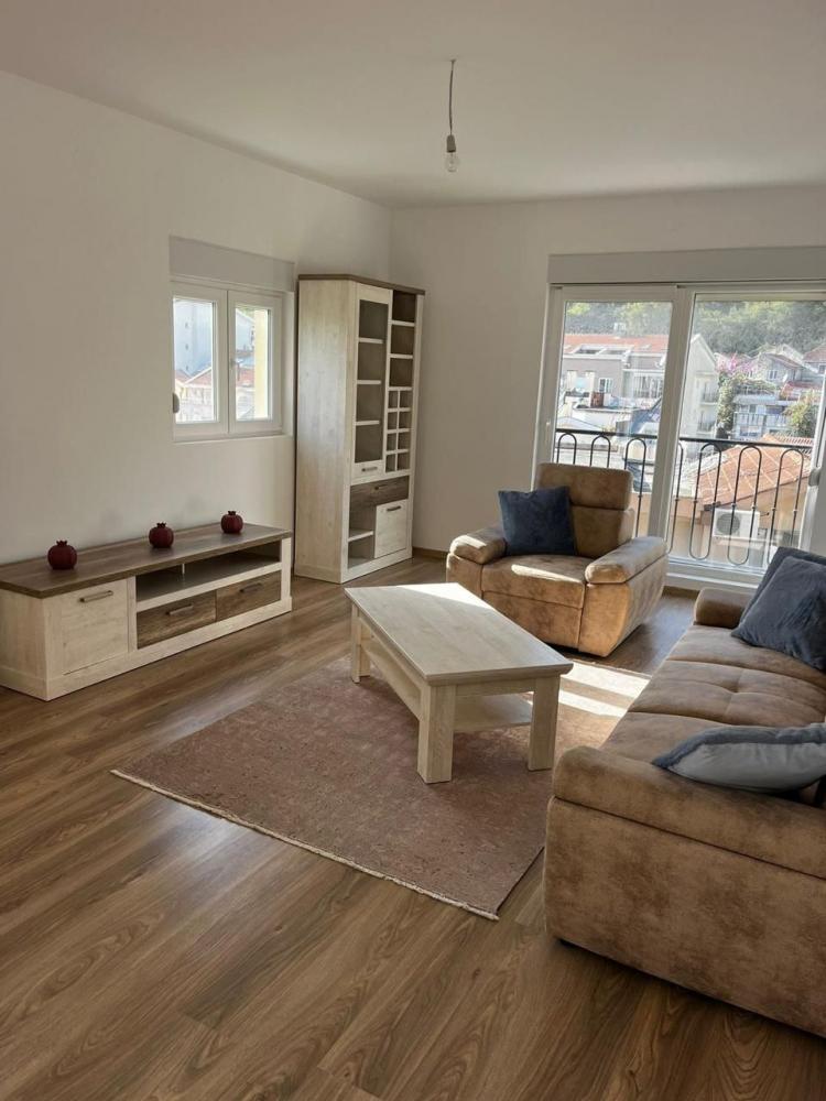 Sonnige Strandseite 71 m2 Wohnung in Bečići mit Terrassen und Panoramablick