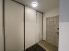Große, moderne und voll möblierte 89 m2 Wohnung in Bečići mit Garage für 2 Autos