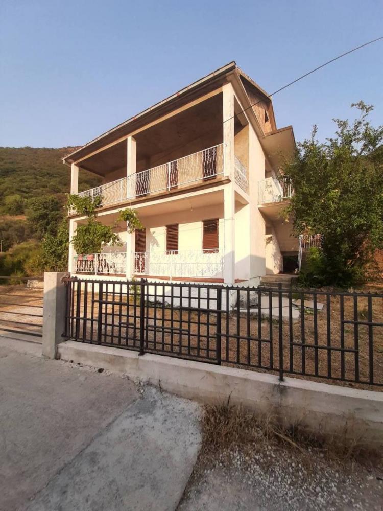 Panoramablick auf die Bucht 156 m2 Haus in Lepetane mit großem Grundstück