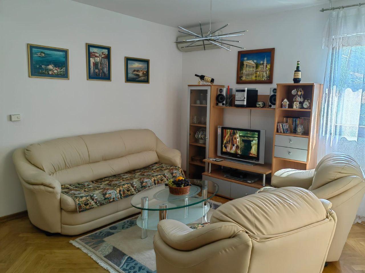 Atemberaubende möblierte 48 m2 Wohnung in Petrovac, nur wenige Minuten vom Strand und Markt entfernt
