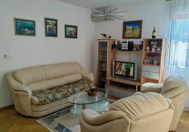Atemberaubende möblierte 48 m2 Wohnung in Petrovac, nur wenige Minuten vom Strand und Markt entfernt