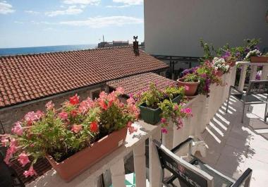 Möblierte 93 m2 Wohnung in Petrovac mit 2 Schlafzimmern und großer Terrasse neben dem Strand
