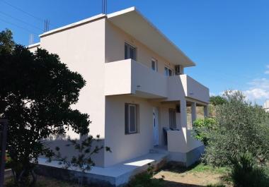 Geräumiges 175 m2 großes Haus in Radovići mit 2 Wohnungen in der Nähe von Tivat