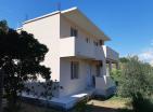 Geräumiges 175 m2 großes Haus in Radovići mit 2 Wohnungen in der Nähe von Tivat