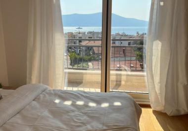 Luxuriöses Penthouse in Tivat mit Panoramablick auf das Meer, modernen Annehmlichkeiten