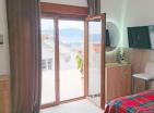 Atemberaubender Blick auf die Bucht 77 m2 Wohnung in Tivat, nur 10 Minuten vom Meer entfernt