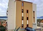 Atemberaubender Blick auf die Bucht 77 m2 Wohnung in Tivat, nur 10 Minuten vom Meer entfernt