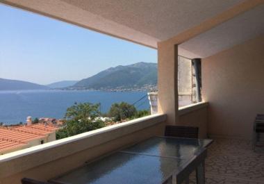 Panoramablick auf die Bucht 50 m2 Wohnung in Tivat mit riesiger Terrasse