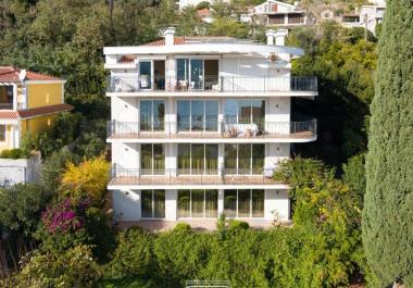 Luxuriöse 107 m2 große Wohnung mit drei Schlafzimmern in Đenovići mit Panoramablick auf die Bucht