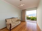 Luxuriöse 107 m2 große Wohnung mit drei Schlafzimmern in Đenovići mit Panoramablick auf die Bucht