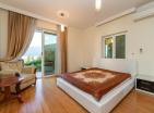 Luxuriöse 107 m2 große Wohnung mit drei Schlafzimmern in Đenovići mit Panoramablick auf die Bucht