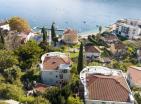 Luxuriöse 107 m2 große Wohnung mit drei Schlafzimmern in Đenovići mit Panoramablick auf die Bucht