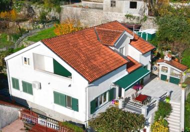 Geräumiges legalisiertes Haus in Herceg Novi mit drei Wohnungen in der Nähe der Altstadt