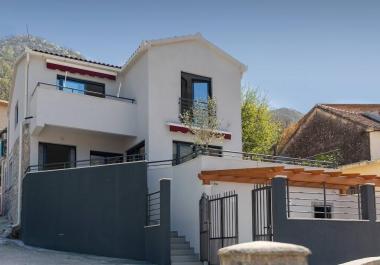 Atemberaubendes 183 m2 großes Haus in Kotor mit Terrasse und Blick auf die Bucht