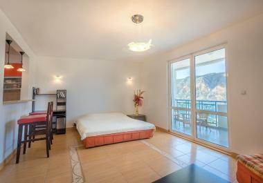 Panoramablick auf die Bucht 46 m2 Studio in Dobrota mit Terrasse zu verkaufen