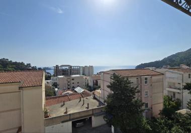Atemberaubende 50 m2 große Wohnung mit Meerblick in Petrovac, nur wenige Schritte vom Strand entfernt