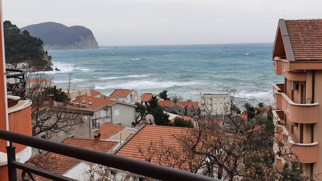 Atemberaubende 82 m2 große Wohnung mit Meerblick in Petrovac zu verkaufen