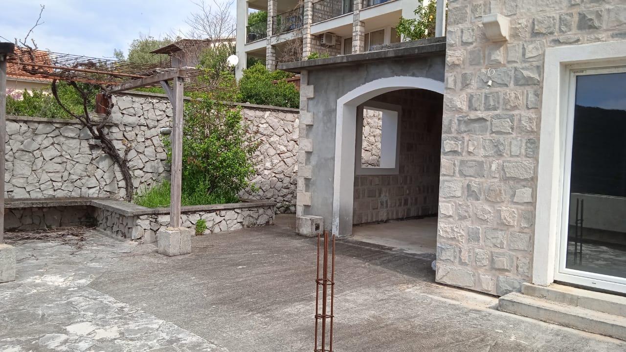200 m2 großes Haus in Bigova mit Meer-und Bergblick