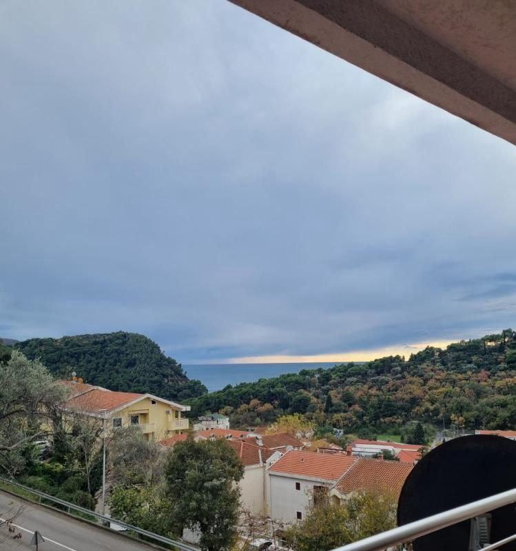 Möblierte 46 m2 Wohnung in Petrovac mit Garagenparkplatz