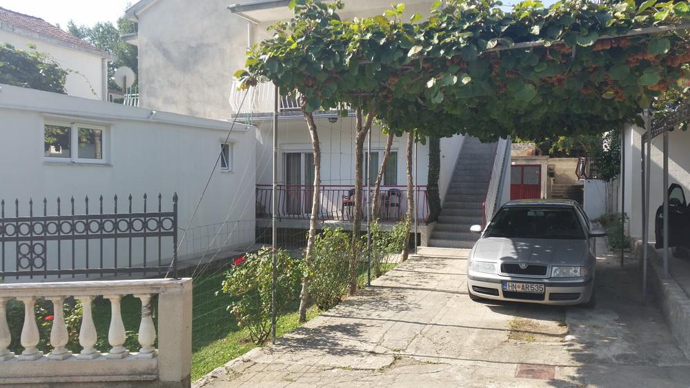 Wohnung in Igalo 86 m2 als Haushälfte mit Geschäftsfläche