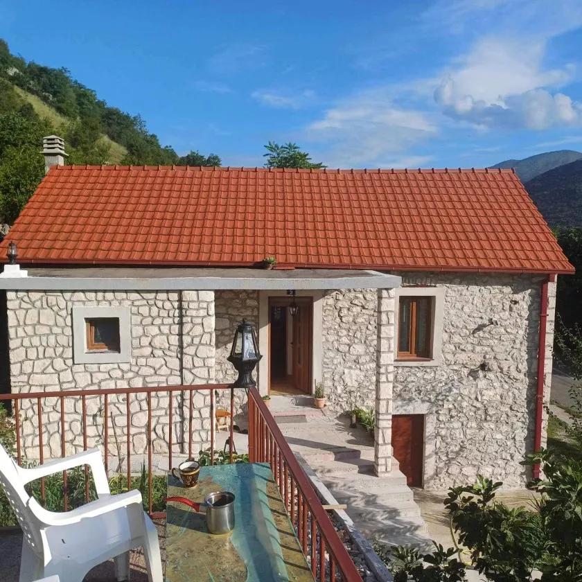 Jahrhundertealtes historisches Steinhaus von 90 m2 in Danilovgrad mit malerischer Aussicht