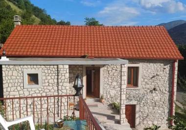 Jahrhundertealtes historisches Steinhaus von 90 m2 in Danilovgrad mit malerischer Aussicht
