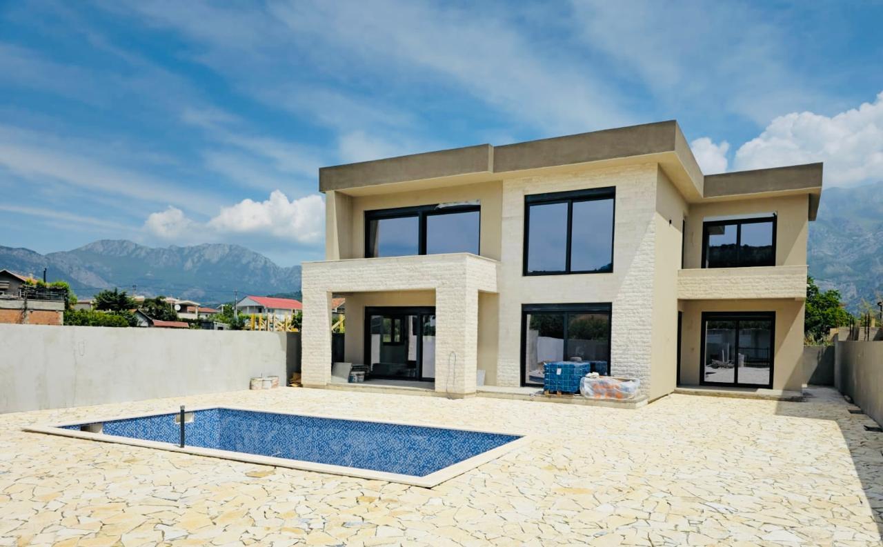 Modernes neues Familienhaus von 232 m2 mit Pool in ruhiger Lage in Bar City