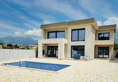Modernes neues Familienhaus von 232 m2 mit Pool in ruhiger Lage in Bar City